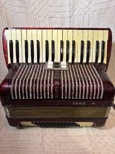 Vintage Hohner Verdi M Accordion w Case  Red Pearl Finish  Germany