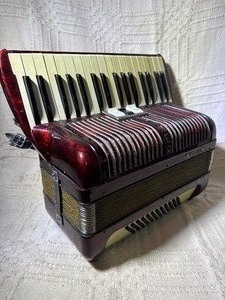 Vintage Hohner Verdi M Accordion w Case  Red Pearl Finish  Germany