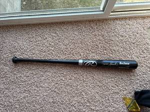 Torii Hunter Autographed Baseball Bat, Comes With Plastic Protective Tube and Picture Showing Torii Hunter Signing the Bat in-Person, Minnesota Twins Legend