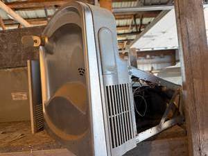 2 DRINKING FOUNTAINS