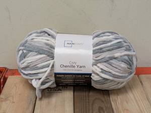 NEW MAINSTAYS COZY CHENILLE YARN 220YARDS GRAYCREAM
