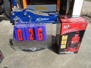 Big Red 12 ton bottle jack. New in box. As shown.