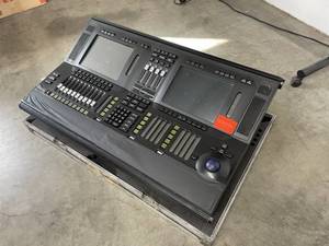 Martin MAXXYZ 3-Dimensional Professional Lighting Console with Shipping  Road Case & Heavy Duty Casters - PARTS  REPAIR