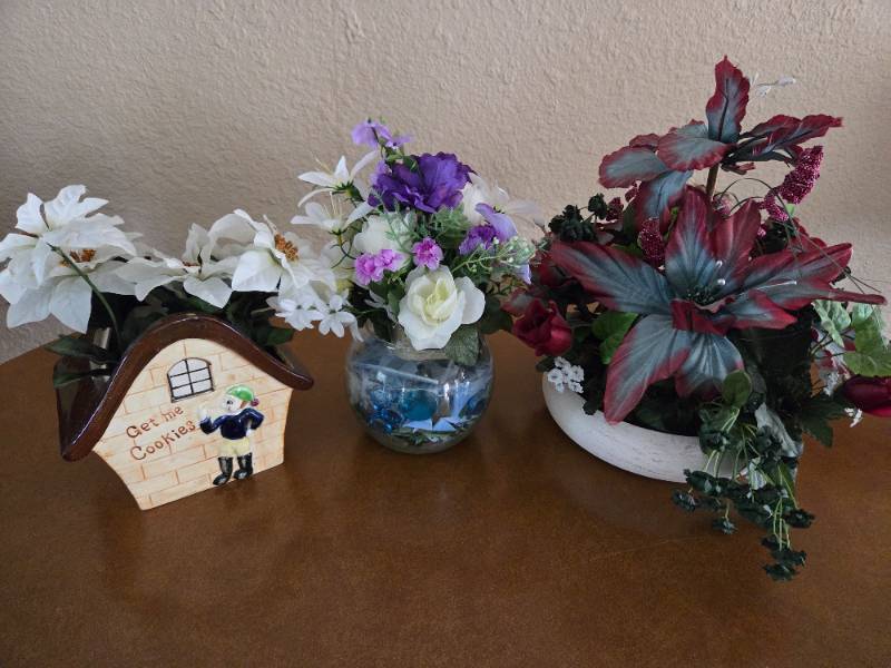 3 Floral arrangements with vases
