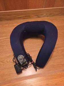 Massaging neck rest with heat