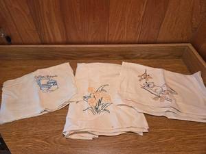 VINTAGE Embroidered linens - Set of 3