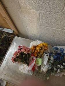 3 Artificial floral bouquets