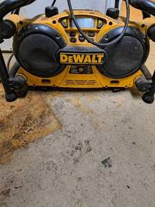 DeWalt DC011 worksite radio