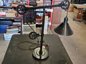 Industrial Style Adjustable Pulley Desk Lamp