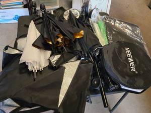 Neewer Photography Lighting with Softboxes, Reflectors, and Umbrellas - Parts not counted, untested