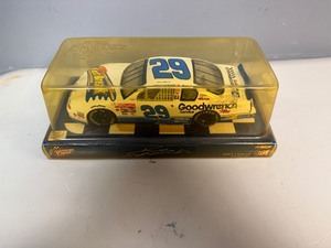 NASCAR WINNERS CIRCLE Kevin Harvick #29 124 Die Cast