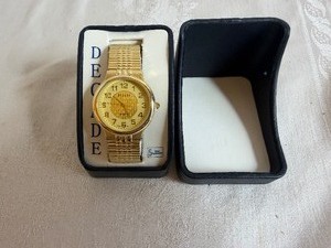 Mens Gold-Tone Decade Quartz Wristwatch with an Expandable Stretch Band (New)