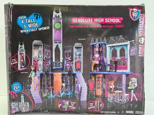 MONSTER HIGH Deadluxe High School Playset wBox - Includes Extras