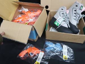NIB WOMENS BOOTS  SQUIRT GUNS