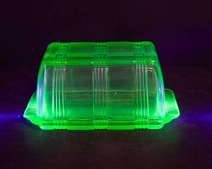 Hazel Atlas Green Uranium Glass Criss Cross Refrigerator Dish w Lid  UV Reactive
