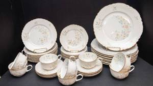 Hutschenreuther Selb Bavaria The Old Charleston China Set  Service for 8 (Gold Rim)