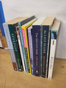 Neil Gaiman, Jeffrey Zaslow & More Paperback Book Lot of 9