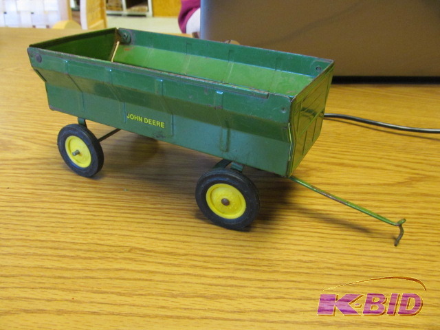 lot 6 image: John Deere trailer by Ertl #0274