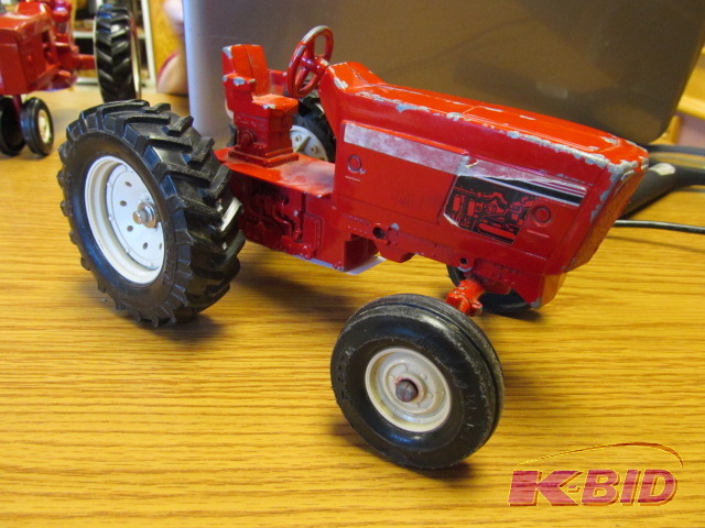 lot 10 image: International Harvester Tractor by Ertl