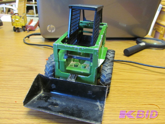 lot 17 image: John Deere #2880 Skid Loader  116