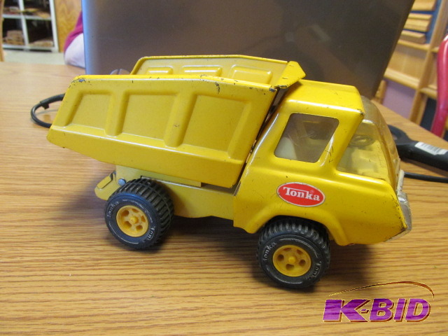 lot 19 image: Tonka Dump Truck   70S  