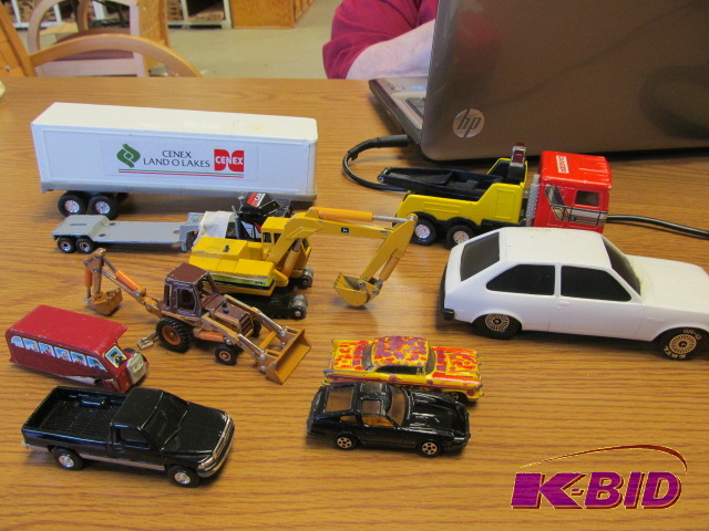lot 26 image: Ertl Miscellaneous Cars and trucks