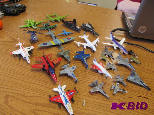 lot 64 image: Lot of 29 misc die cast aircraft (planes)
