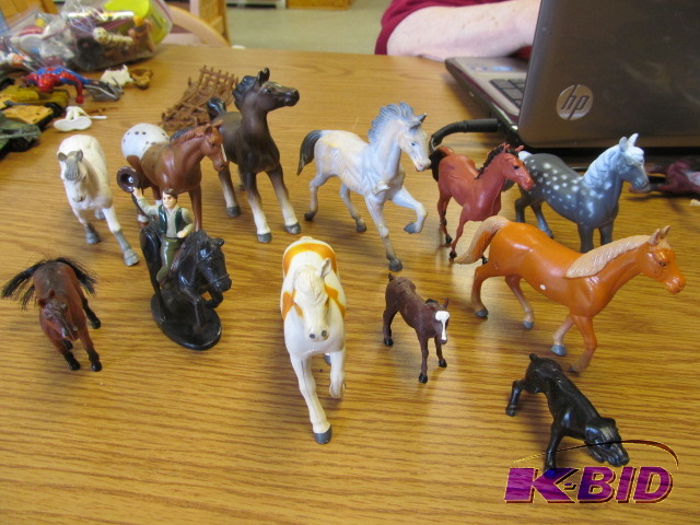 lot 71 image: Lot of 12 horses different size and color