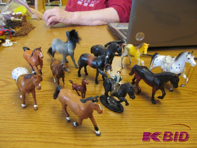lot 72 image: Lot of 12 horses different size and color