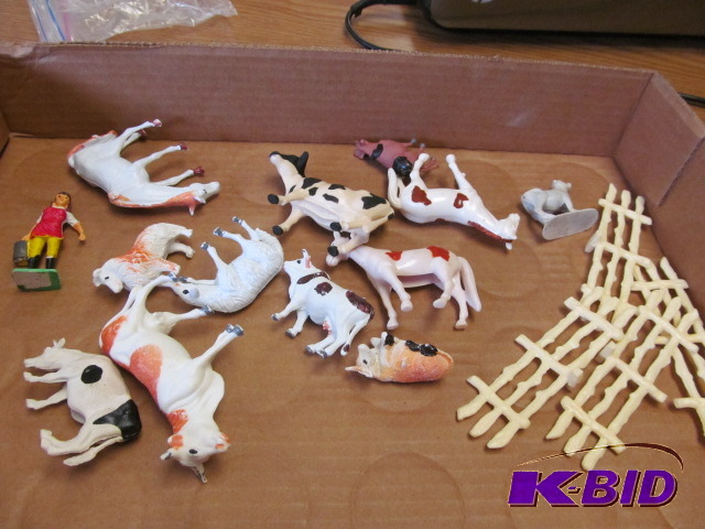 lot 73 image: Lot of 17  farm animals