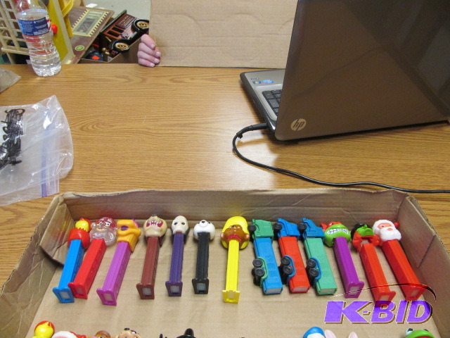 lot 82 image: Bakers Dozen PEZ  dispensers different characters