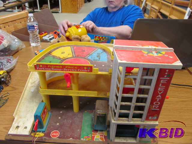lot 84 image: Fisher Price parking ramp #930