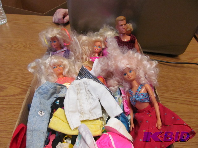 lot 86 image: Lot of  Barbie & Ken dolls and clothes