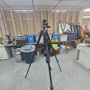 Proffessional Vangaard 18-84 Tripod, Dealer Sampler