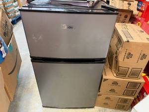 Midea 3.1cu.ft Refrigerator-See Photos for Dents
