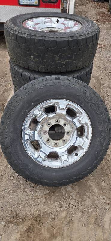 Set of 4 Ford Super Duty 18 Chrome Wheels & Tires  8Lug