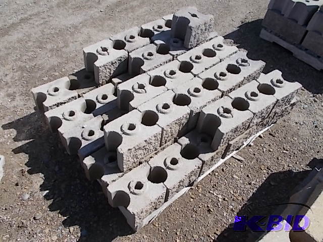 lot 213 image: Block