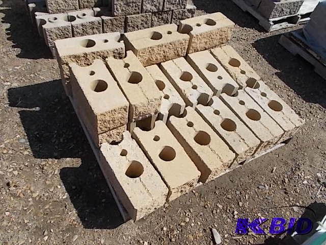 lot 214 image: Block