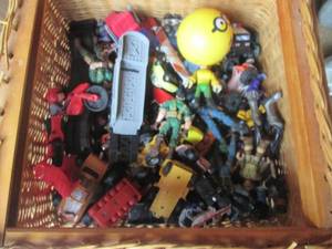 Basket with Hotwheels, action figur...