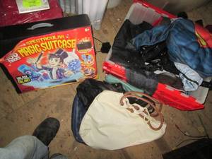 Clamshell closing tote overflowing ...