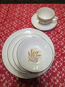 Complete -Place setting for twelve (72 pieces). Set of Homer Laughlin Golden Wheat dinnerware, featuring 22k gold trim and a wheat stalk pattern. Popular in the 1950s.