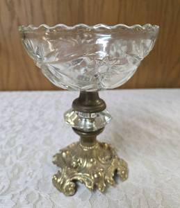 Vintage Hollywood Regency style centerpiece compote , featuring a cut or etched crystal glass bowl set upon an ornate brass pedestal base. Dimensions 8 t x 6d.&nbsp&nbsp