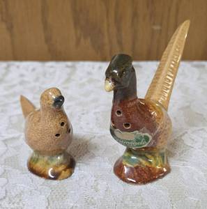 Vintage Rosemeade ceramic bird figurines that are salt and pepper shakers.  These figurines were made in Wahpeton ND by Rosemeade Pottery.