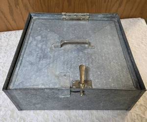 Vintage Metal Box with molded pulp egg trays for packing, storing and transporting eggs.&nbsp&nbsp