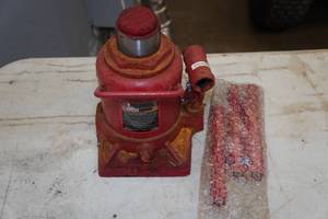 Big Red 20 Ton Hydraulic Bottle Jack
