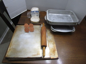Bakeware � 1 covered cake pan � N...