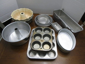 Bakeware � 2 Bundt cake pans, 1 An...