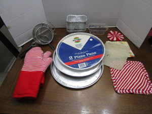 Kitchenwares 3 hot pads, 1 oven mi...