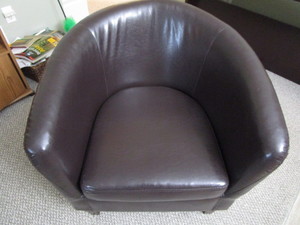 Rounded occasional chair � Brown o...