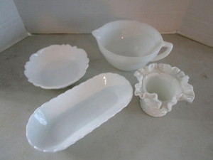 Milk glass (4 pieces) Fire King bat...
